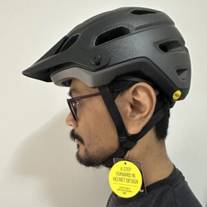 mengenakan helm Giro Source MIPS