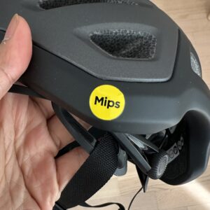 sticker MIPS pada helm Giro Source MIPS