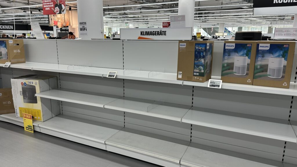 rak penjualan kipas angin yang kosong di toko Saturn, pada Jumat 26 Juni 2026